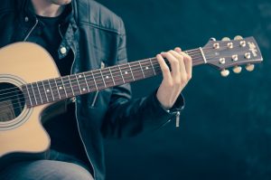 Gitarre selber lernen: Zubehör & Tipps für Anfänger