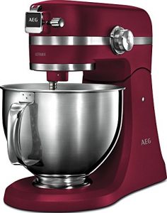 AEG KM 5520 Küchenmaschine / Zubehör / 1,6 PS / 10 Geschwindigkeitsstufen / Pulsfunktion / LED-Licht / Aromadeckel / Voll-Metall-Gehäuse / 4,8 l & 2,9 l Edelstahl-Rührschüsseln + Spritzschutz / rot