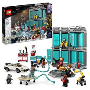 LEGO 76216 Marvel Iron Mans Werkstatt mit Anzügen, Spielzeug zum Bauen, Avengers-Set mit Minifiguren, Geschenk für Kinder ab 7 Jahren