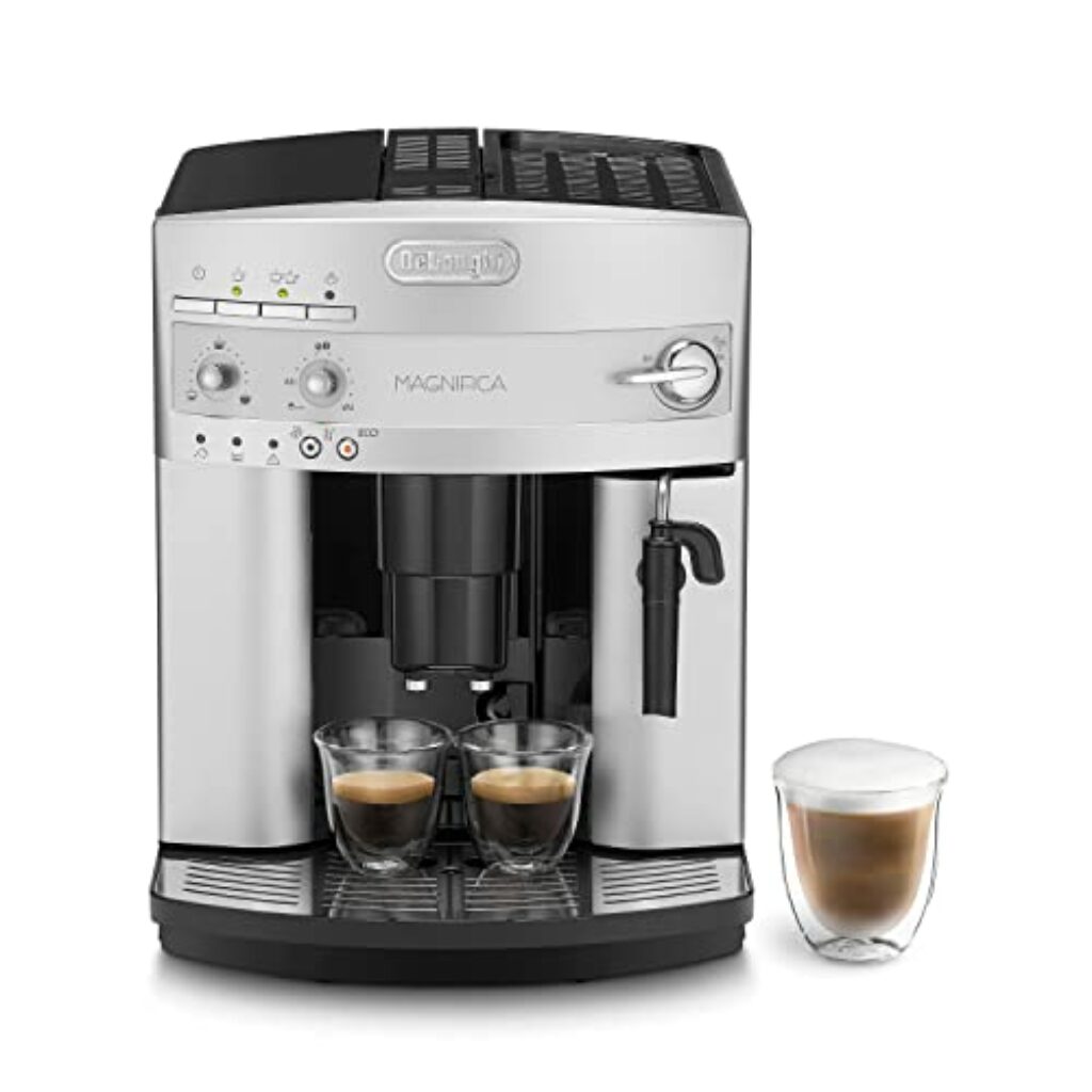 De'Longhi Magnifica ESAM 3200.S Kaffeevollautomat mit Milchaufschäumdüse für Cappuccino, mit Espresso Direktwahltaste, 2-Tassen-Funktion,1350W, großer 1,8 L Wassertank, 37.5 x 28.5 x 36 cm Grau/Silber