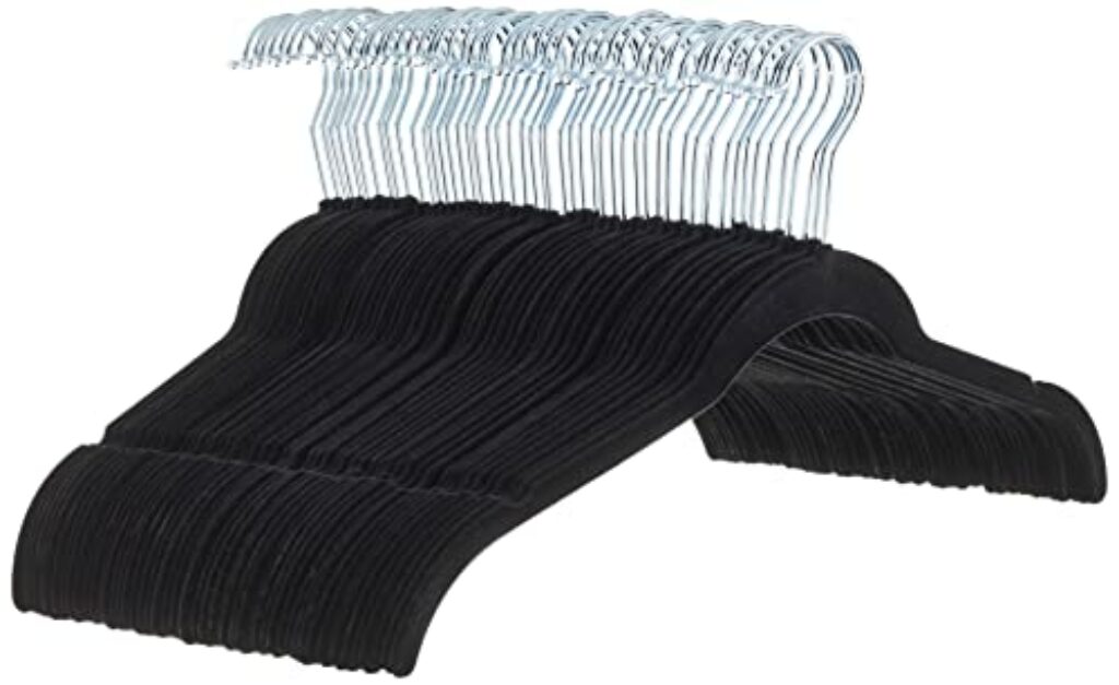 Amazon Basics Kleiderbügel für Hemd/Kleid Platzsparend und mit Samt überzogen - Schwarz, 50er-Pack