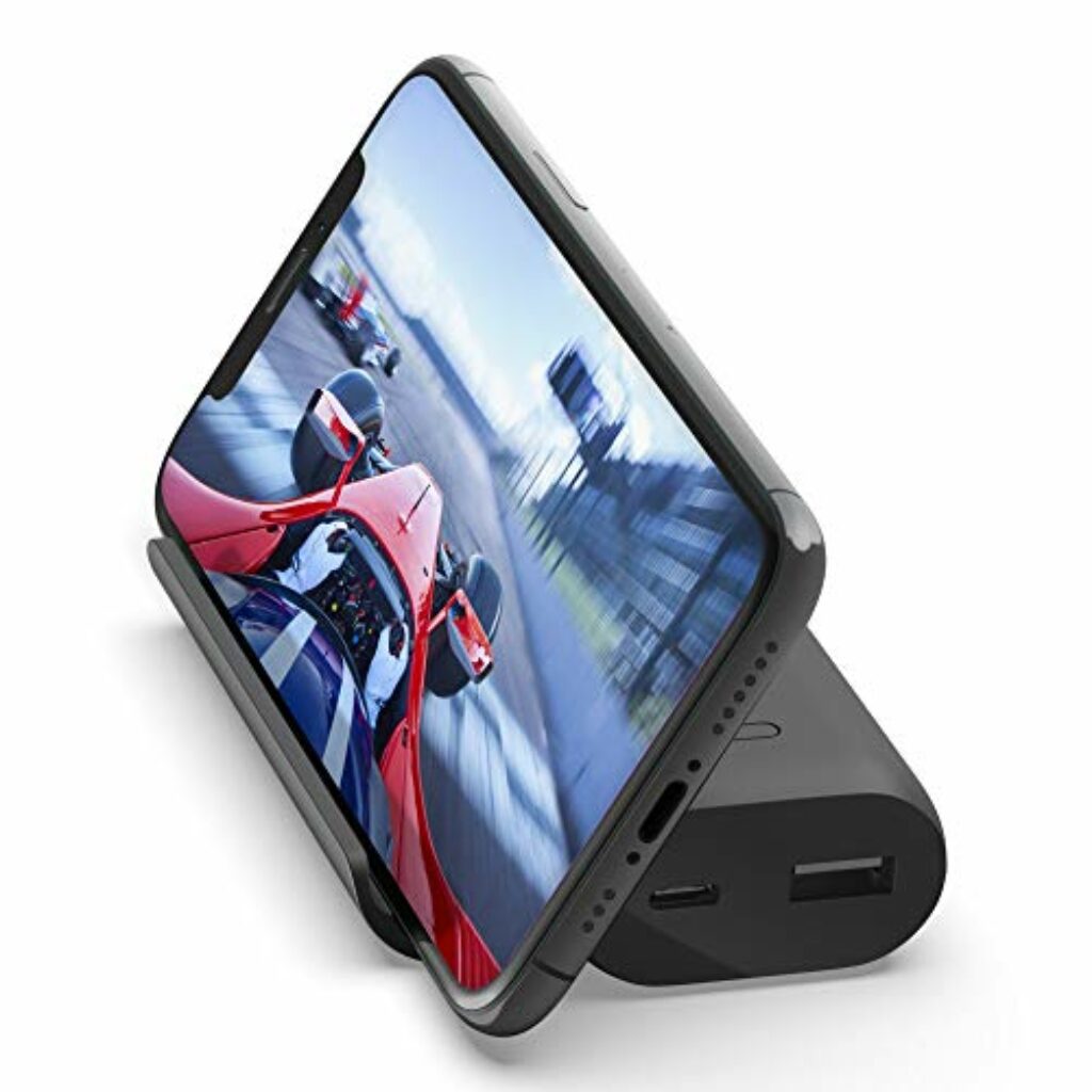 Belkin Boost Charge Gaming Powerbank mit Ständer (portables 5K-Ladegerät mit Smartphone-Ständer, USB-A- und USB-C-Ausgang zum Schnellladen, Schwarz)