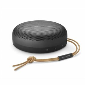 Bang & Olufsen Beosound A1 (2. Gen) – Kabelloser tragbarer IP67 wasserdichter Bluetooth-Lautsprecher mit 360-Grad-Sound, Alexa Voice Assistant & Speakerphone, 18 h Akkulaufzeit - Black Anthracite